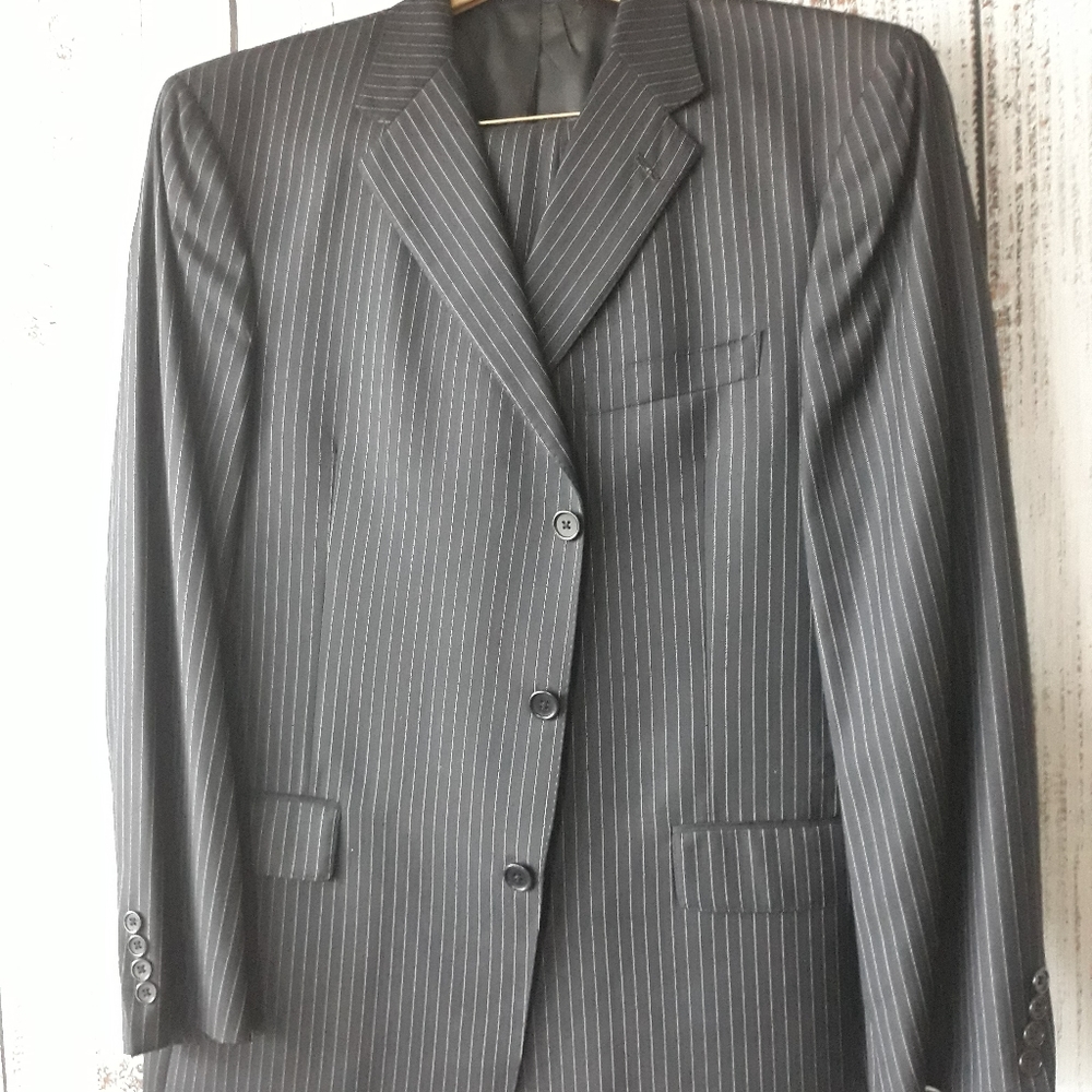 Daniel Cremieux men's Suits with pleated pants.size 44R, navy blue striped.